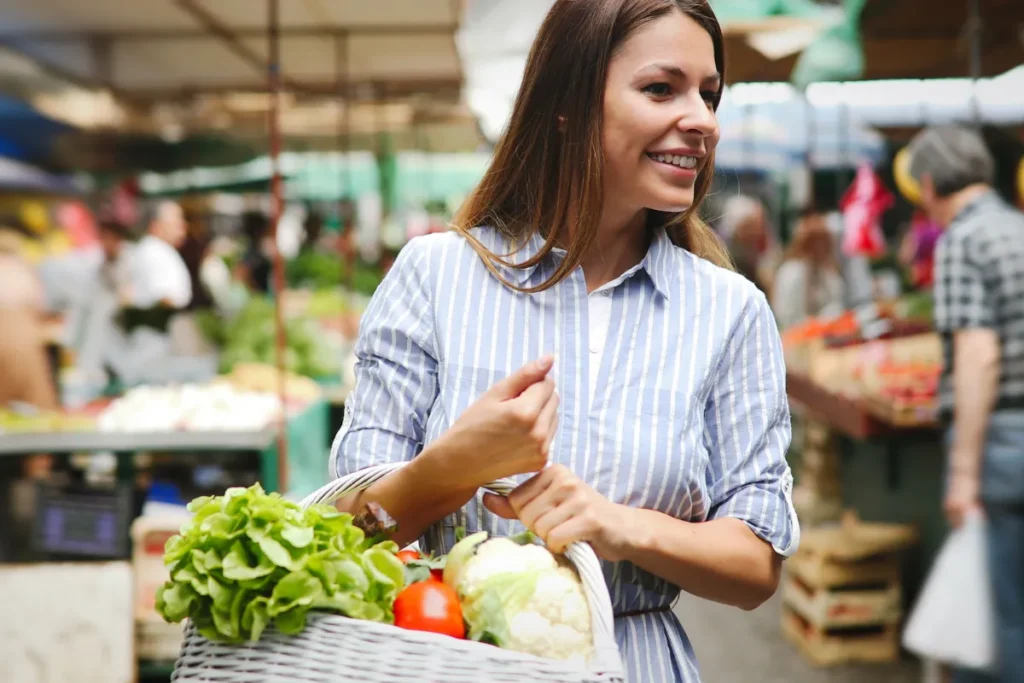 Cliente fa la spesa di frutta e verdura al mercato