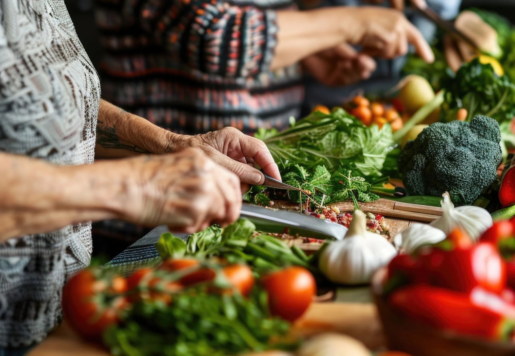 Pulizia e taglio di verdure fresche su di un tagliere