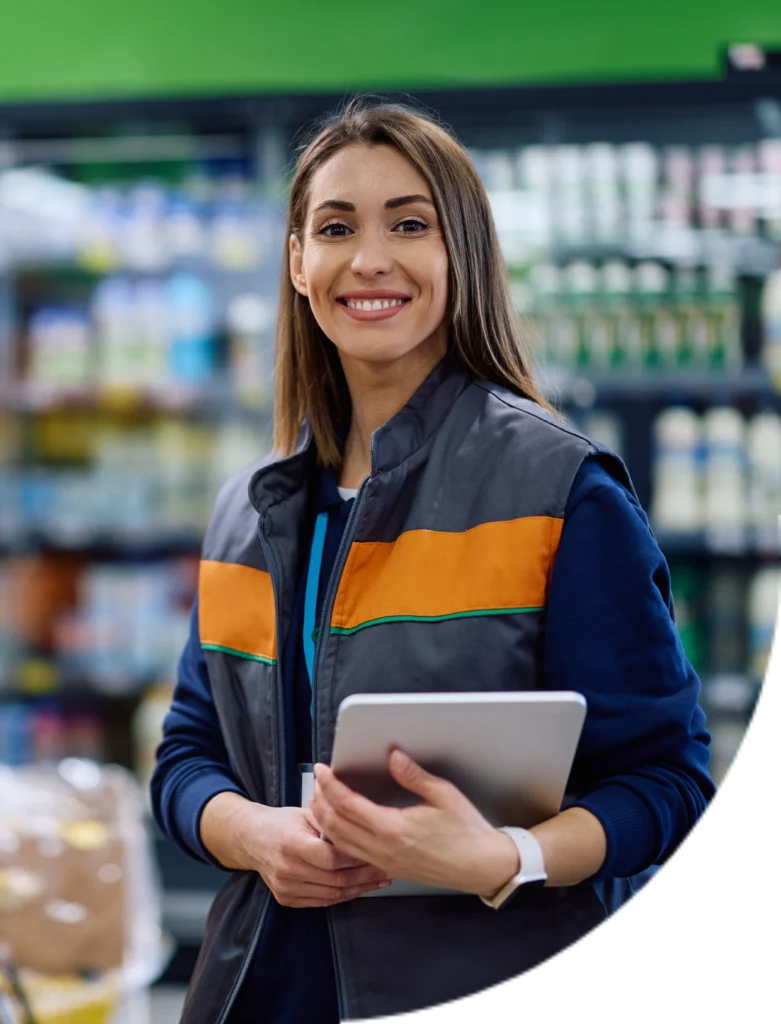 Ragazza sorridente in negozio ortofrutta