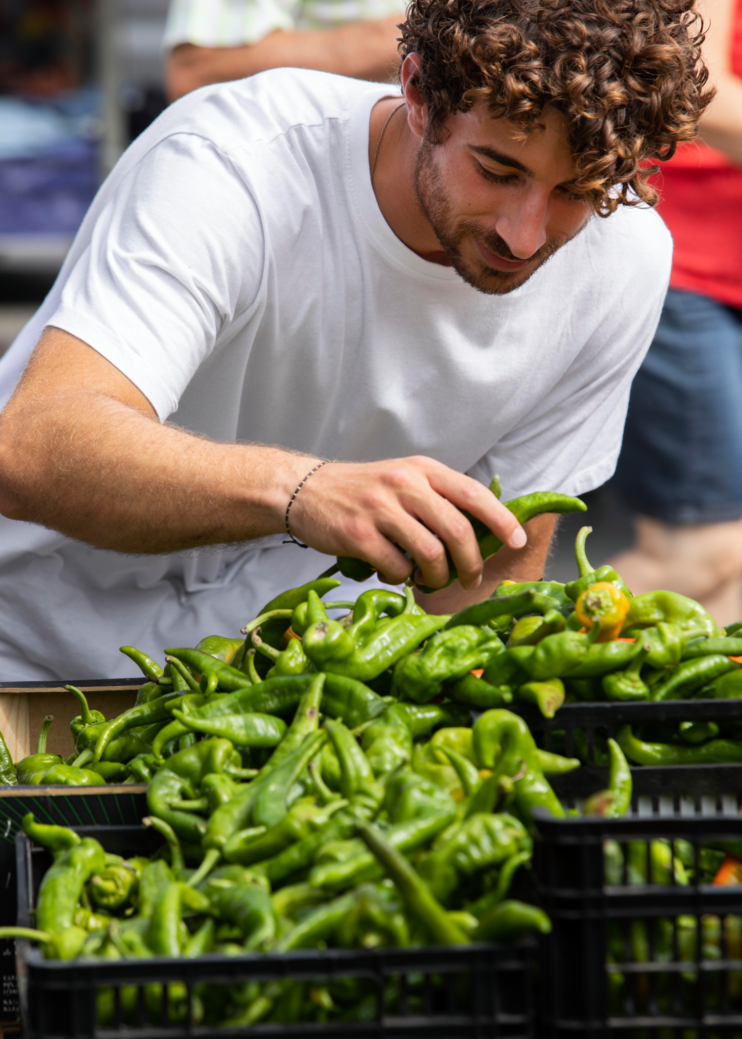 Primo piano giovane al mercato alimentare