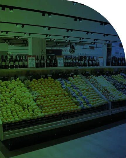 Banco di frutta e verdura fresca esposta in un supermercato